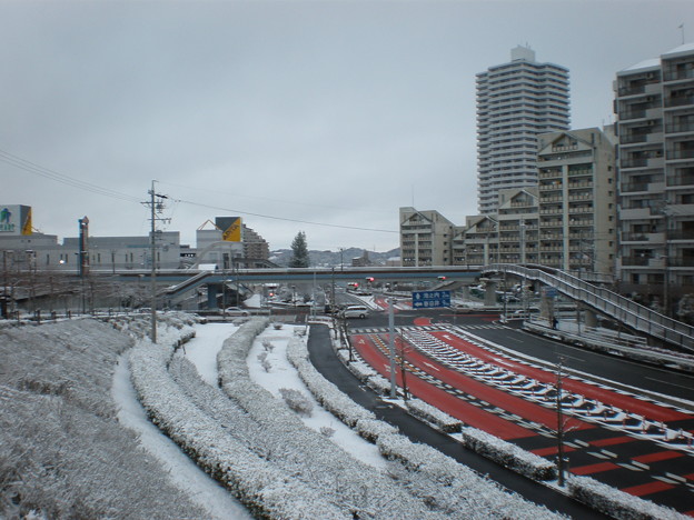 雪の桃花台センター交差点