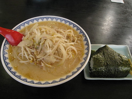 食堂ニューミサ　みそラーメンとおにぎり（850円）