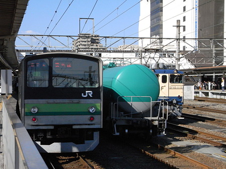 横浜線205系とタキとEF65-1115(八王子駅)
