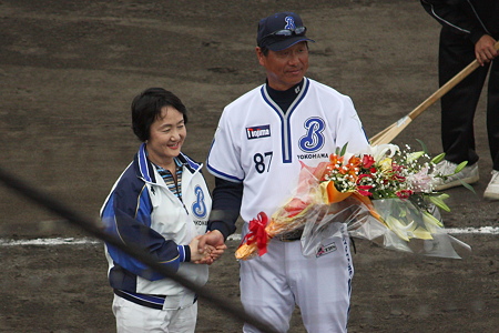 横浜市長と尾花監督