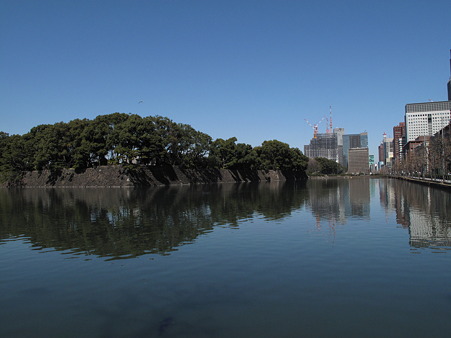 皇居内堀　日比谷公園交差点より