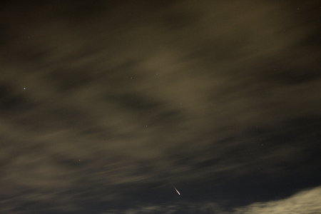 雲間から流れ星