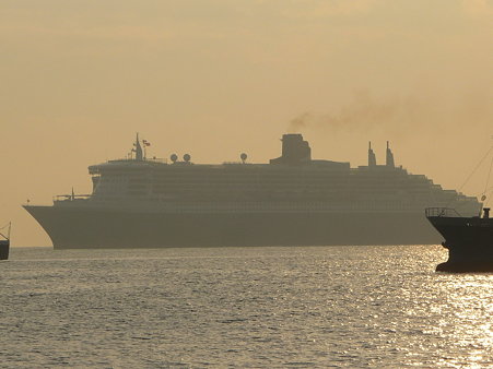 100219-QM2入港 (21)