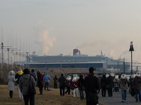 100219-QM2入港 (43)