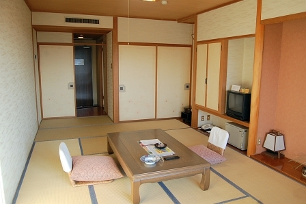 玄関を望む