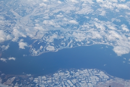 飛行機の窓から望む。たぶん、岩手県辺りの景色