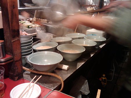 2010年2月19日深夜 ラーメンを作っているところ 博多中洲屋台