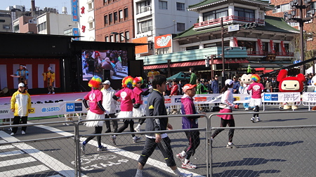 何かの軍団 雷門前 2011.2.27 東京マラソン